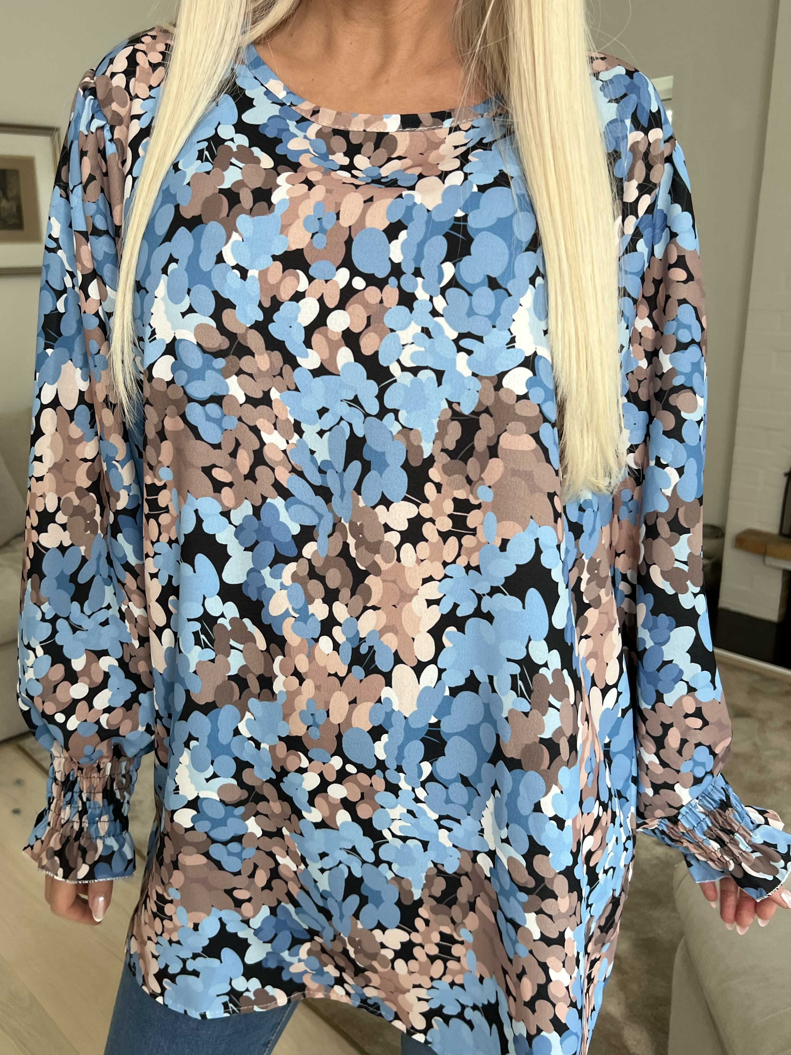 Moa - Mønstret bluse med elastik forenden af ærmerne